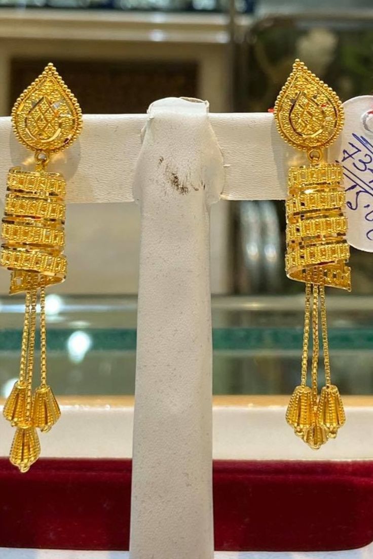 Latest Gold Earrings, Gold Jewelry Bridal, Gold Set Design, Dubai Gold Jewelry, Dresses Gold, Gold Jewels Design, Gold Jewelry Outfits, New Gold Jewellery Designs, Random Fashion