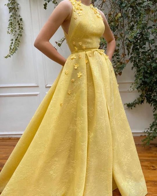 Details:-Thick organtin with dantele, sequined tulle and lace -Jasmine yellow color -A-line with waist defition -For special occasions Teuta Matoshi, Yellow Gown, Prom Dresses Formal, Long Prom Dresses, Elegantes Outfit, Evening Gowns Formal, Dresses Formal, Long Prom Dress, Custom Dresses