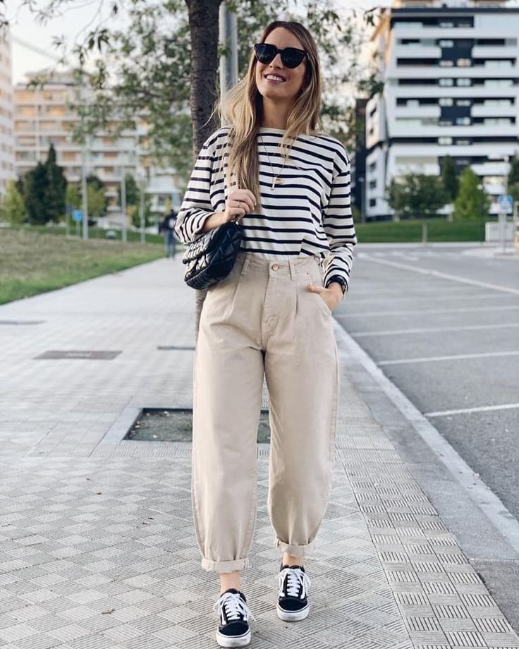 Beige Slouchy Jeans Outfit, Beige Denim Pants Outfit, How To Style Beige Jeans, Slouchy Pants Outfit, Slouchy Jeans Outfit, Beige Jeans Outfit, Slouchy Outfit, Slouchy Pants, Slouchy Jeans