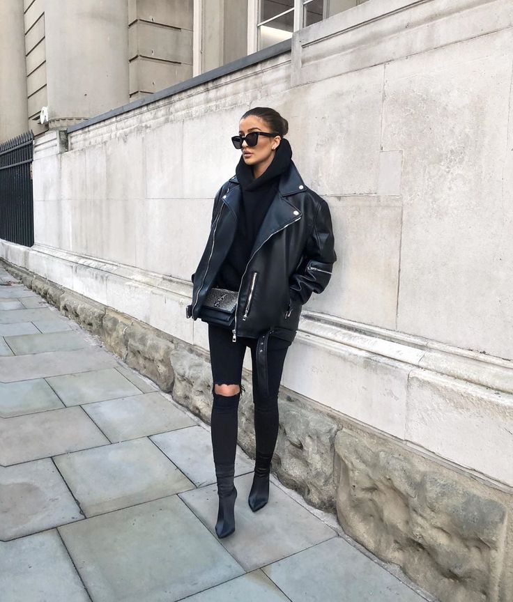 Biker Jacket Outfit Women, Outfit Nero, Oversized Biker Jacket, Biker Jacket Outfit, Of Captions, Jacket Outfit Women, Aesthetic Outfit Ideas, Biker Jackets, Leather Jacket Outfits