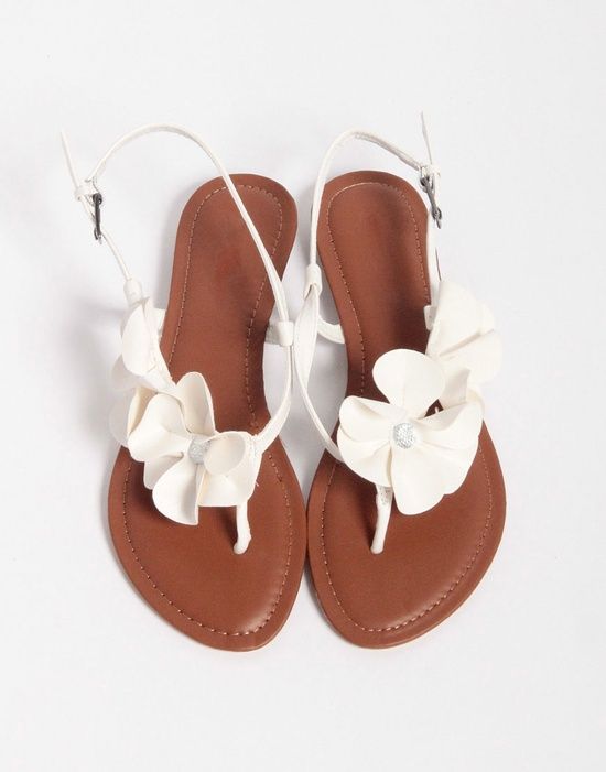 Flower Sandals Summer Wedding Shoes, Flat Sandals Wedding, Wedding Shoes Sandals, Sandal Tali, Summer Sandals Flat, Mode Tips, Wedding Pumps, White Wedding Shoes, Flower Sandals