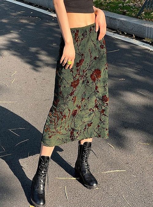 Midi Rock Outfit, Streetwear Skirt, Street Skirt, Midi Skirt Casual, Green Midi Skirt, Long Floral Skirt, Skirt Streetwear, Printed Long Skirt, Mid Calf Skirt