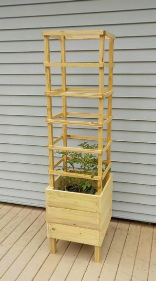 Deck tomato planter plans Strawberry Planters Diy, Pyramid Planter, Downloadable Woodworking Plans, Tomato Planter, Building A Trellis, Diy Wood Plans, Planter Trellis, Strawberry Planters, Wooden Deck