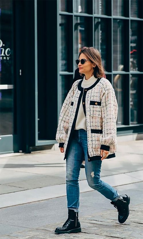 the oversized cardigan Cardigan Street Style, Tweed Jacket Outfit, Chanel Cardigan, Mode Tips, Mode Instagram, Cardigan Outfit, Winter Mode, Elegante Casual, The Best Street Style