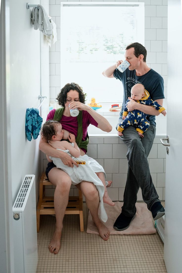 Family of four in bathroom breastfeeding and drinking coffee Diy Family Pictures At Home, Inside Family Photoshoot, Crazy Family Photos, Unique Family Photos, Funny Family Photos, Traditional Photography, Documentary Family Photography, Fun Family Photos, Family Photoshoots