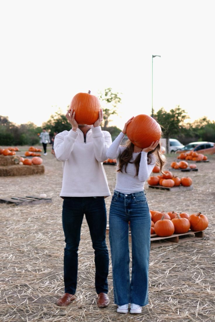 Pumpkin patch pictures! Cute Picture For Boyfriend, Pumpkins Patch Pictures, Couple Photoshoot Pumpkin Patch, Pics Couple Ideas Aesthetic, Fall Pumpkin Couple Pictures, Pumpkin Patch Date Pictures, Couple Photo Poses Ideas, Punkin Patch Pictures Ideas, Couple Pumpkin Patch Pics