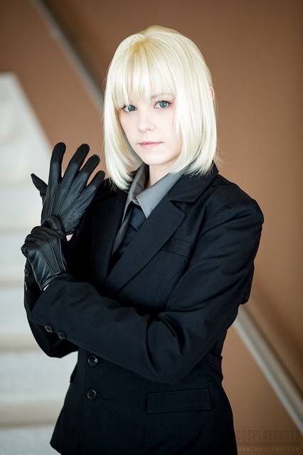 Saber (Fate/Stay Night) Cosplay Poses With Gloves Reference, Fate Zero Saber, Saber Cosplay, Outfits With Gloves, Saber Fate, Women In Tie, Woman In Suit, Women Ties, Black Leather Gloves