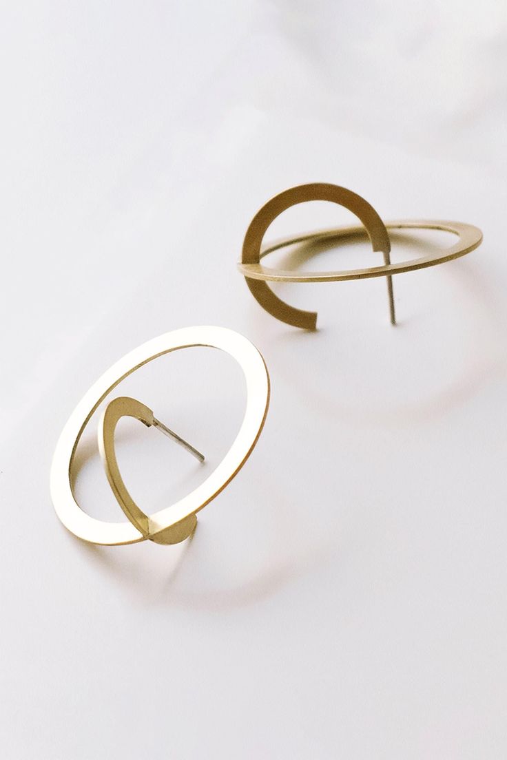 These matte brass sculptural earrings are formed by two intersecting circles that give rise to 3D jewel. The result of this double circle design is a minimalist and unusual earrings that you can use as a casual accessory or as a jewel for a special occasion. Geometric and abstract earrings are the best complement for your urban modern look. The earrings were designed and manufactured by me in my workshop in Madrid (Spain), with 8 mm thick sterling silver plate. The finish of the earrings is mate Minimalist Metal Hoop Wrap Earrings, Modern Metal Open Circle Hoop Earrings, Modern Gold Open Circle Earrings, Modern Metal Small Hoop Wrap Earrings, Modern Metal Small Hoop Earrings, Minimalist Metal Open Circle Earrings, Minimalist Open Circle Metal Earrings, Modern Gold Round Wrap Earrings, Modern Brass Wrap Earrings