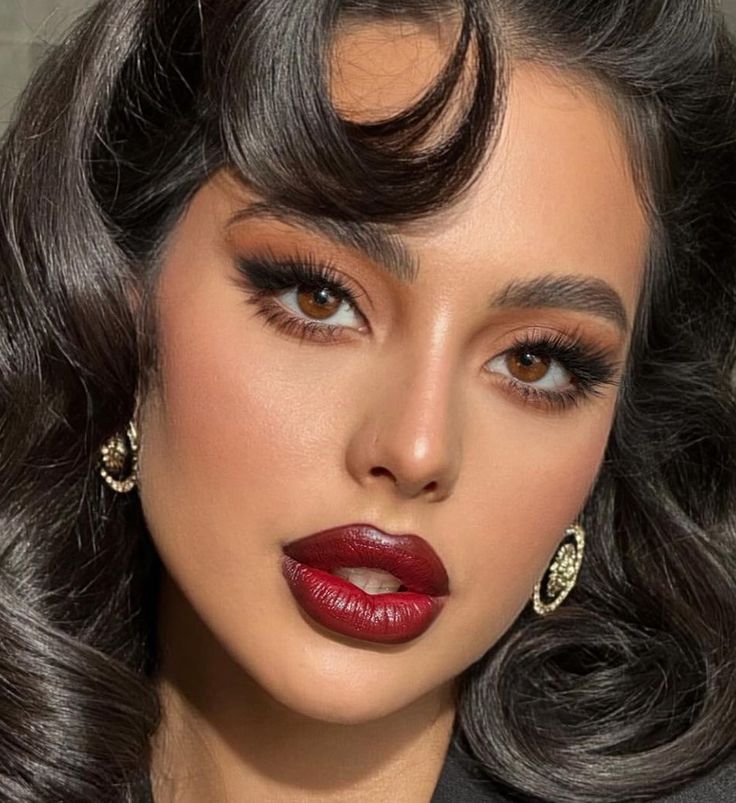 Mob Wife Makeup, Red Lipstick Makeup Looks, Red Lips Makeup Look, Red Lipstick Makeup, Retro Makeup, Formal Makeup, Red Lip Makeup, Fall Makeup Looks, Smink Inspiration