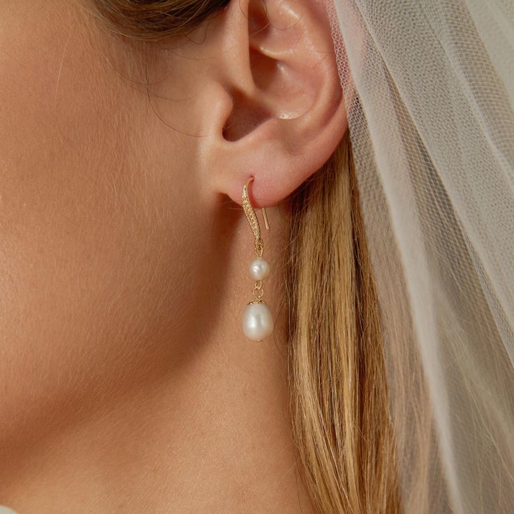 This earrings are a popular choice for bridal parties, they are really stylish and easy to wear. A fabulous piece of wedding jewelry for brides, bridesmaids, and the mother of the bride. FEATURES Pearl Size: 5-6mm/7-8 mm Earring Length:4 cm Material: Natural Freshwater Pearls Finish: 925 Sterling Silver Plated/ 18 K Gold Plated Sold as a pair ----------------------------------- ATTENTION Please note that due to the natural origin of freshwater pearls, slight variations in color, size, and shape may occur. These variations add to the unique charm of each pair of earrings. ----------------------------------- PACKAGING A nice gift box is included, ready for gifts. If you have specific requests, please let me know. ----------------------------------- SHIPPING We appreciate every order you plac Graceful Wedding Jewelry With Matching Earrings, Graceful Drop Earrings Jewelry For Weddings, Graceful Drop Earrings For Wedding, Classic Single Teardrop Earring For Wedding, Delicate Drop Linear Earrings For Wedding, Classic Teardrop Earrings For Wedding, Classic Single Earring For Wedding, Graceful Teardrop Pearl Earrings For Weddings, Pearl White Teardrop Chandelier Earrings For Wedding