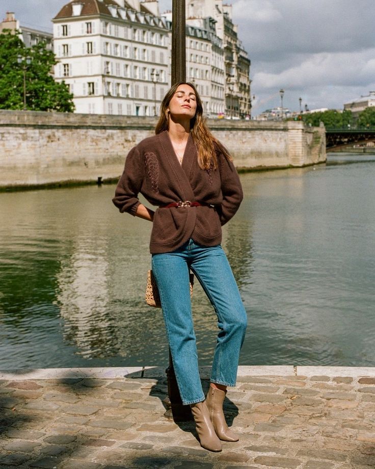 Rouje Paris on Instagram: “Chasing the Parisian sun… 🌤️ While wearing the gorgeous Martina cardigan, it can be worn as a jacket when it’s still warm 🍂 “With the…” Parisienne Chic, Cold Weather Outfit, Jeanne Damas, Fall Wardrobe Essentials, Cold Weather Outfits, Parisian Chic, Summer Fashion Outfits, Fall Wardrobe, Parisian Style