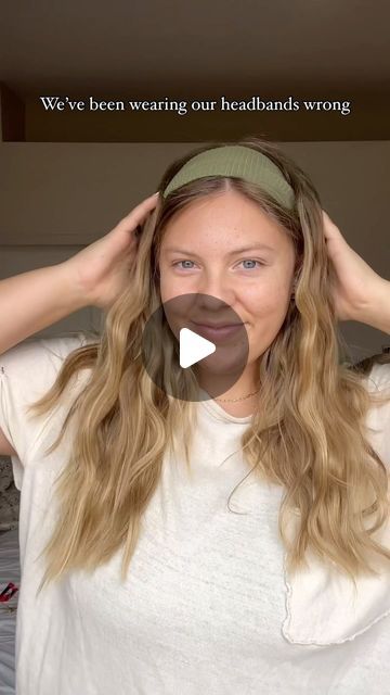 How To Wear An Elastic Headband, Updo With Headband Casual, How To Keep Headbands From Slipping, Head Band Styles, Head Band Hairstyle, How To Wear A Headband, Head Band Outfit, Thick Headband Hairstyles, Head Band Hairstyles