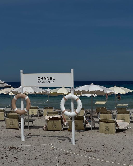 there are many chairs and umbrellas on the beach