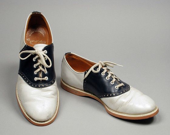 ca. 1940 // saddle oxford shoes Sac Hermes Kelly, Saddle Oxford Shoes, Saddle Oxfords, Style Anglais, Oxford Shoes Outfit, Fun Shoes, Poodle Skirt, Saddle Shoes, 1940s Fashion