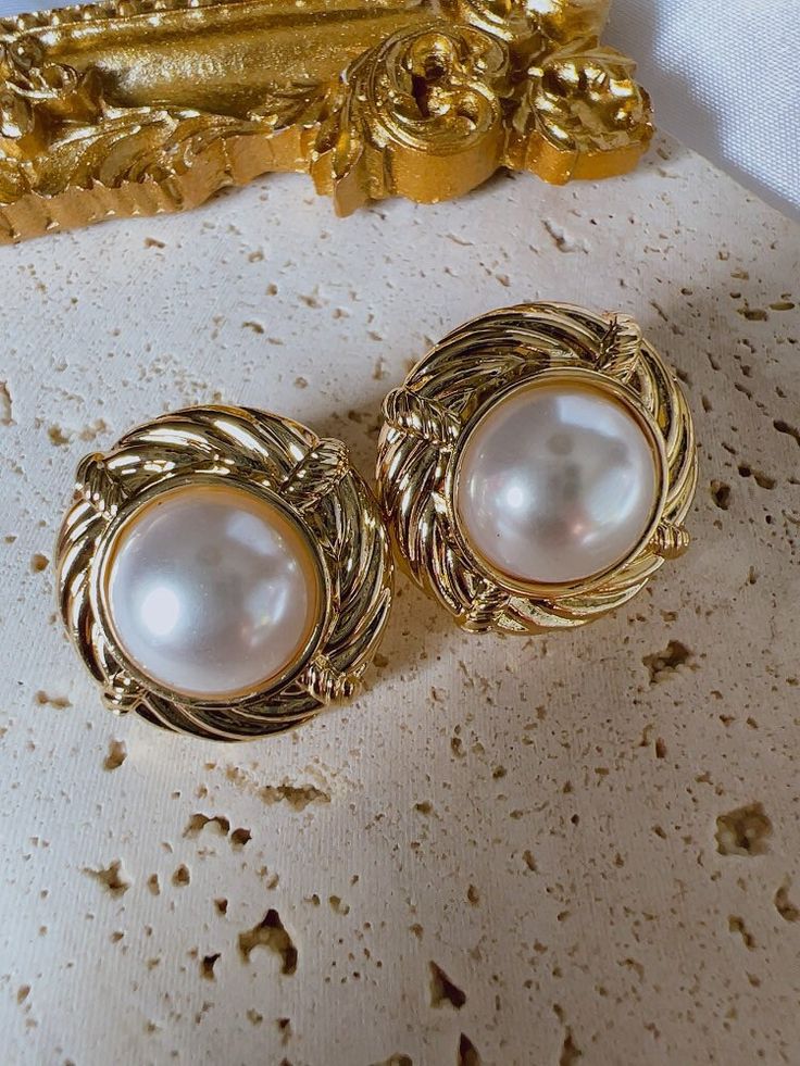 ABOUT THIS ITEM Vintage Earrings,with pearl and baroque princess Decorations.   Don't miss this beautiful item JEWELRY CARE Keep your jewelry away from water or liquid chemicals to avoid damage. Store your jewelry inbox to avoid discolor or other damages. OTHER INFO All items are well packaged in a jewelry bag to avoid damage This earring is not an anti-allergy earring if you are sensitive to certain material, please take extra caution or contact the seller. SHIPPING All item is ready to ship an Luxury Vintage Baroque Earrings, Baroque Pearl Charm Earrings, Round Clip-on Pearl Earrings, Vintage Pearl Earrings With Pearl Charm, Baroque Accessories, Box Noel, Baroque Earrings, 80s Earrings, Princess Decorations