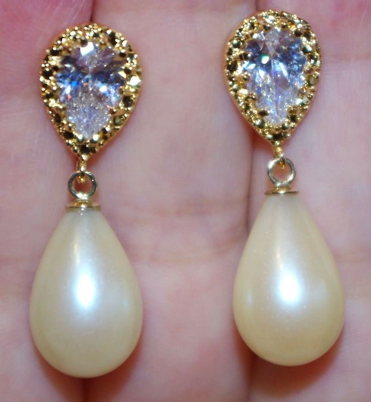 Being offered is a fabulous HNADMADE FANCY 14K GOLD FILLED 30 MM LARGE GOLDEN TEARDROP MAJORCA PEARL EARRINGS WITH 12MM PEAR SHAPE CZSTUDS THESE EARRINGS ARE NEW OLD STOCK PEARLS. THEY ARE TRUE MAJORCA FROM SPAIN. THEY ARE NEW OLD STOCK FROM HOBE COMPANY. 15 X 10 MM NICE SIZE PEARLS TEAR DROPS 12 MM CZ PEAR STUDS NOTICEABLE SIZE DROPS 30 MM TOP TO BOTTOM. YOU WILL LOVE WEARING THEM Anniversary Bridal Earrings In Yellow Gold With Pearl Drop, Anniversary Bridal Earrings With Pearl Drop In Yellow Gold, Glamorous Gold Bridal Earrings As Gift, Anniversary Yellow Gold Bridal Earrings With Pearl Drop, Elegant Gold Pear-shaped Bridal Earrings, Glamorous Pear-shaped Earrings For Anniversary, Sparkling 14k Gold Wedding Jewelry, Classic Gold Teardrop Bridal Earrings, Yellow Gold Drop Bridal Earrings For Formal Occasions