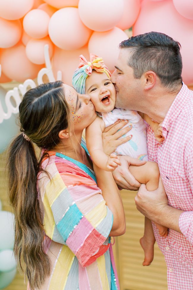 Rainbow Birthday Party Outfit, Birthday Poses With Family, 2nd Birthday Party Photoshoot Ideas, 1st Birthday Photoshoot Poses, Rainbow Family Pictures, 1 Yo Photoshoot, 1 St Birthday Family Photoshoot, Birthday Party Photography Ideas, Birthday Party Event Photography