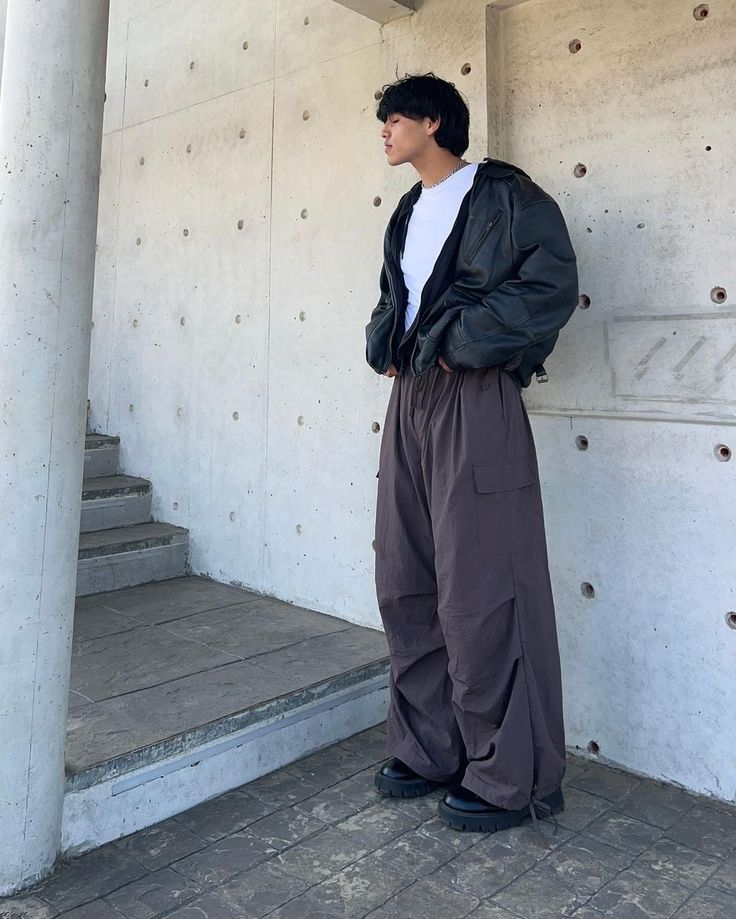 #parachute #fits #outfits #chile #baggy #pics #aesthetic Baggy Windbreaker Outfit, Tank Top Baggy Pants Men, Wind Breaker Outfit Aesthetic, Grey Parachute Pants Outfit, Parachute Pants Outfit Men, Baggy Pants Outfit Men, Aesthetic Baggy Outfit, Baggy Pants Aesthetic, Baggy Outfits Men