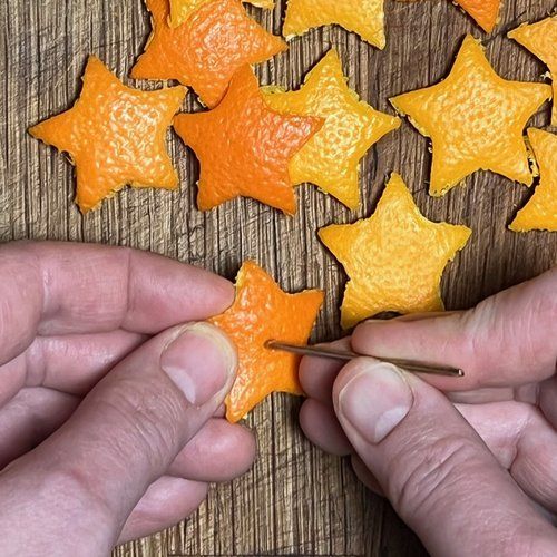 How To Dry Orange Peel, Orange Peel Stars, Drying Orange Peel, Orange Peel Garland Diy, Dried Orange Peel Decorations, Orange Peel Star Garland, How To Dry Orange Peels, Dried Fruit Gift Ideas, Orange Peel Ornaments