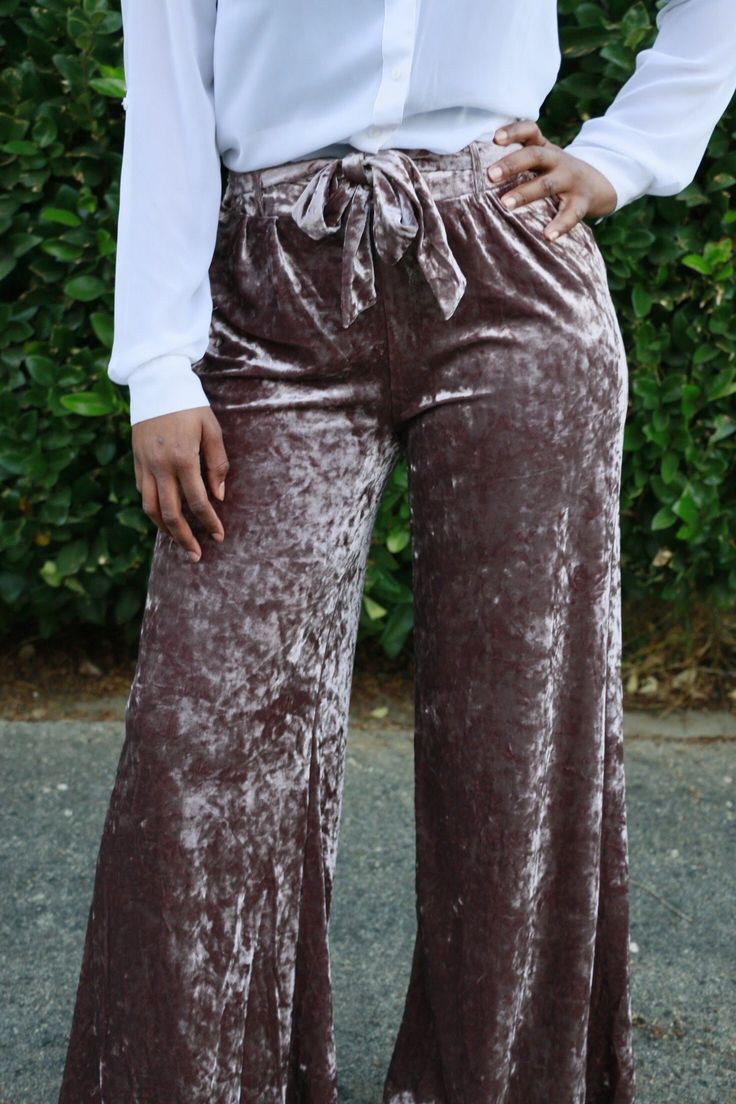 Champagne colored velvet pants. Perfect for the holidays and New Years fun! Comfy and fits well! Color Pants Outfit, Tropical Disco, Colored Pants Outfits, Mink Colour, Color Pants, Pants Large, Colored Pants, Velvet Pants, Champagne Color