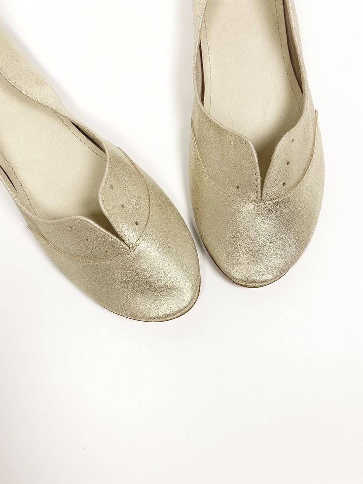 "These gold oxfords are so beautiful and super comfortable! Whether you will have them as bridal shoes for your wedding day or as everyday favourite flats, these unique shoes will make you feel so special! ► Handmade to order oxfords, I will be delighted to personally handcraft a pair especially for you! ► Upper in buttery gold Italian leather ► See them in red: https://www.etsy.com/listing/120360260/oxfords-shoes-women-leather-oxfords ► See them in Blue: https://www.etsy.com/listing/239763924/w Oxfords Shoes, Leather Flat Shoes, Unique Shoes, Women Oxford Shoes, Flats Shoes, Women Leather, Tie Shoes, Gold Leather, Leather Flats