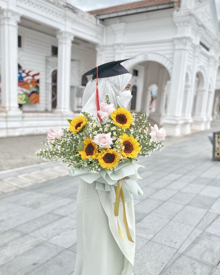 A girl on her graduation holding sunflowers bouquet Graduation Photoshoot With Flowers, Faceless Graduation Photos, Pre Convo, Ootd Simple, Graduation Bouquet, Graduation Photography Poses, Graduation Poses, Graduation Picture, Graduation Picture Poses