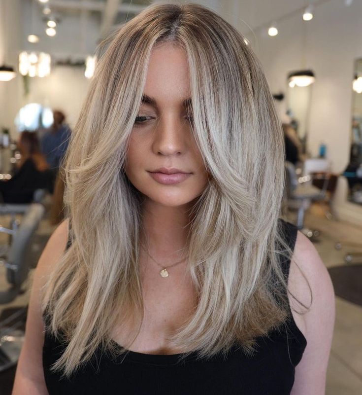 Hairstyles Trending, Middle Part Hairstyles, Medium Length Hair With Layers, Makijaż Smokey Eye, Blonde Hair Inspiration, Haircuts Straight Hair, Mid Length Hair, Long Layered Hair, Middle Part