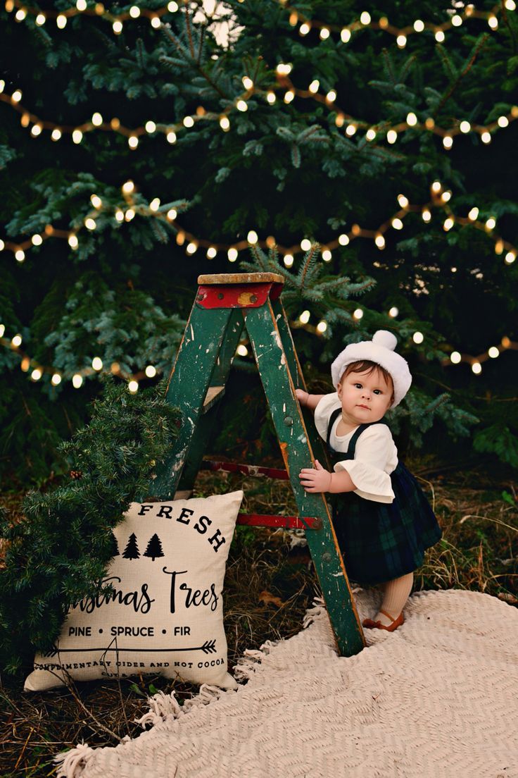 Christmas Photoshoot Family Outfit, Christmas Mini Sessions Outdoor, Christmas Photoshoot Family, Christmas Tree Farm Pictures, Tree Farm Pictures, Christmas Tree Farm Mini Session, Outdoor Christmas Photos, Tree Farm Photo Shoot, Christmas Tree Farm Photo Shoot