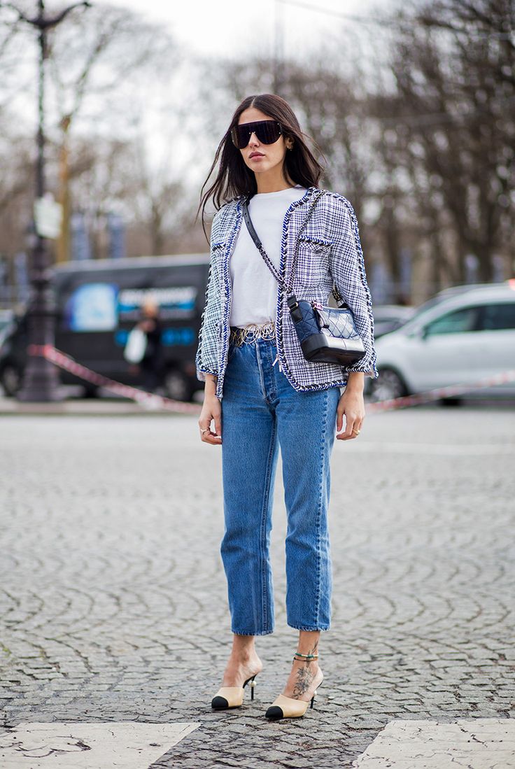 - For days when you feel like you have nothing to wear, add a tweed jacket and mules to a white T-shirt and blue denim. Chanel Jacket Outfit, Chanel Street Style, Tweed Jacket Outfit, Mode Dope, Giacca In Tweed, Denim Aesthetic, Gilda Ambrosio, Chanel Heels, Jean Outfit