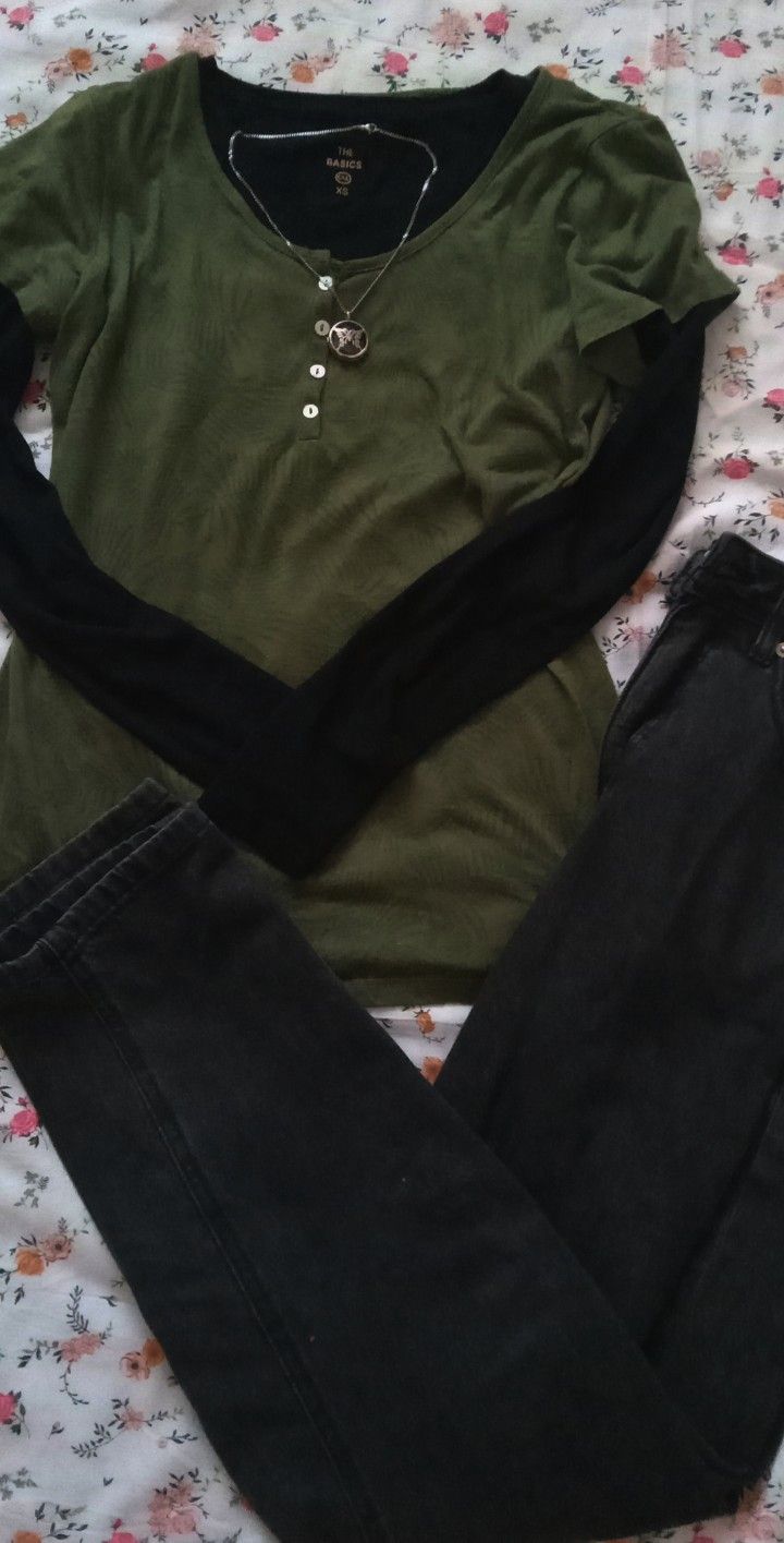 Dark Green Long Sleeve Outfit, Black Longsleeves Outfit Under Shirt, Long Sleeve Green Shirt Outfits, Black Shirt Under T Shirt Outfit, Green Shirt Y2k, Long Sleeve With Tank Top Over, Layering Black Long Sleeve Shirts Outfit, Shirts With Long Sleeves Under, Tee Shirt Over Long Sleeve Outfit