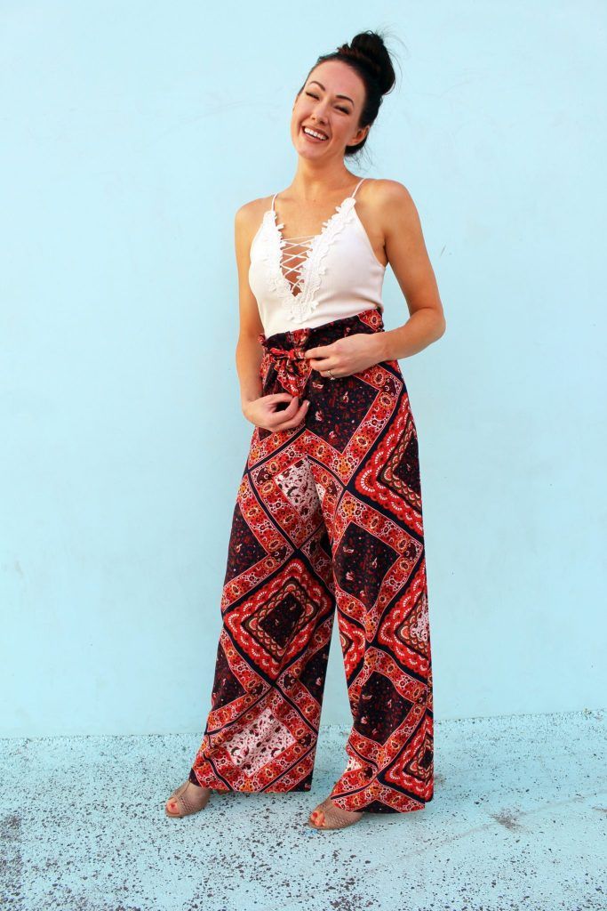 Easy DIY Wide Leg Paper Bag Pants - Creative Fashion Blog Palazzo Pants Pattern, Pants Pattern Free, Wide Leg Pants Pattern, Diy Pants, Paper Bag Pants, Bag Pants, Pants Sewing, Printed Palazzo Pants, Make Your Own Clothes