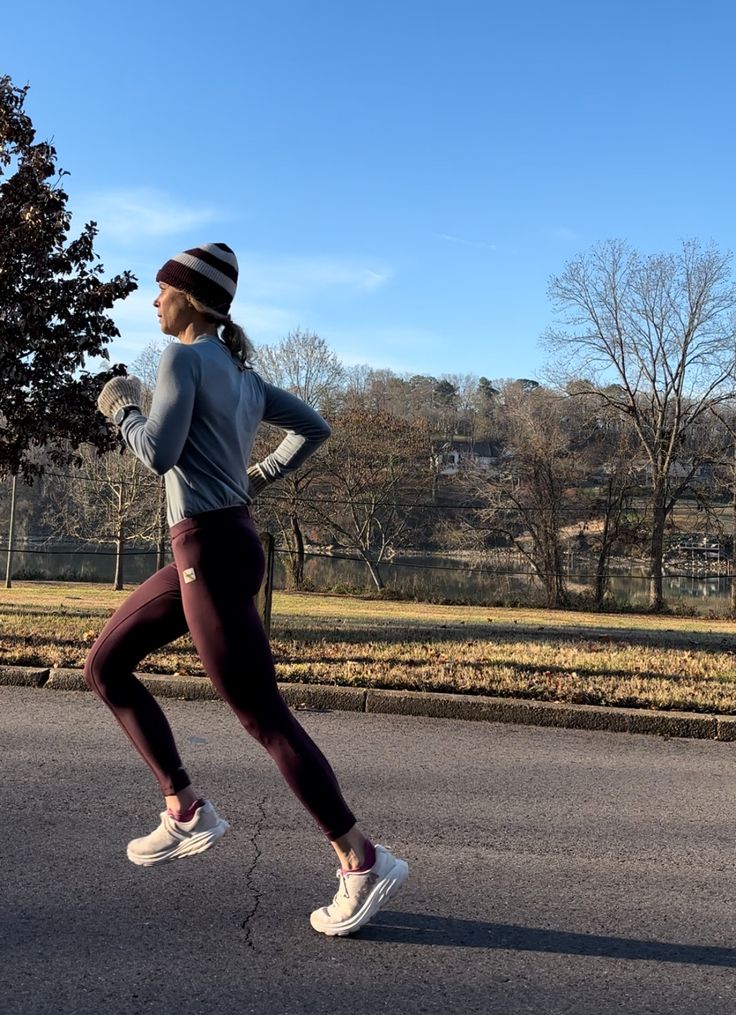 Here are my top ten best cold weather running gear of 2024 items to keep you warm and motivated on the run this winter! Winter Running Hat, Running Gear For Women Winter, Running During Winter, Cute Winter Running Outfit, Cold Running Gear, Running Attire Women, Cold Weather Walking Outfits, Warm Running Outfits, Cold Weather Athletic Outfits