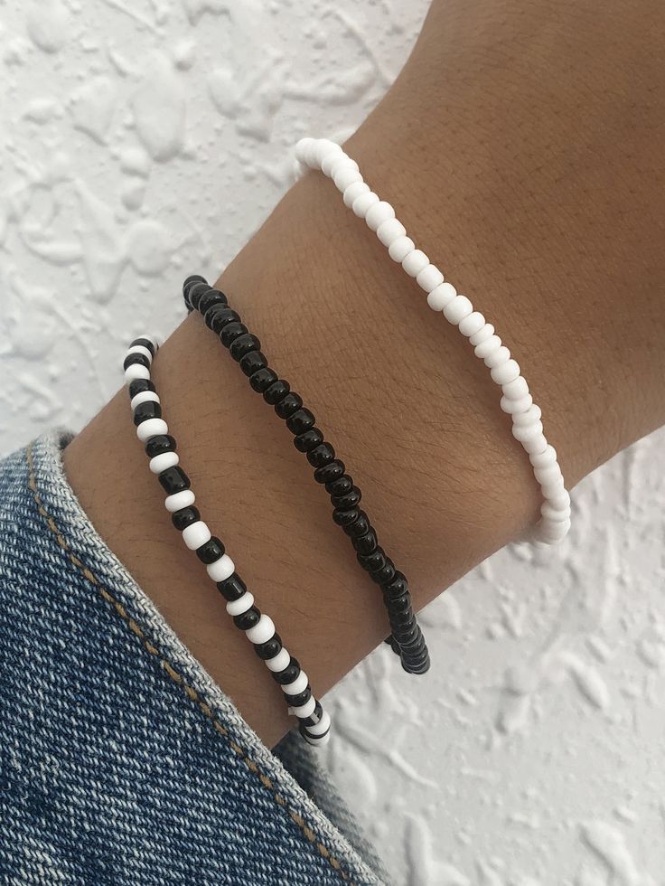 Black And White Bead Bracelet, Black And White Beads Bracelet, Black And White Beaded Bracelet, Diy Pants, White Beads Bracelet, Bead Decor, Gray Bracelet, Gelang Manik, Bracelet Diy