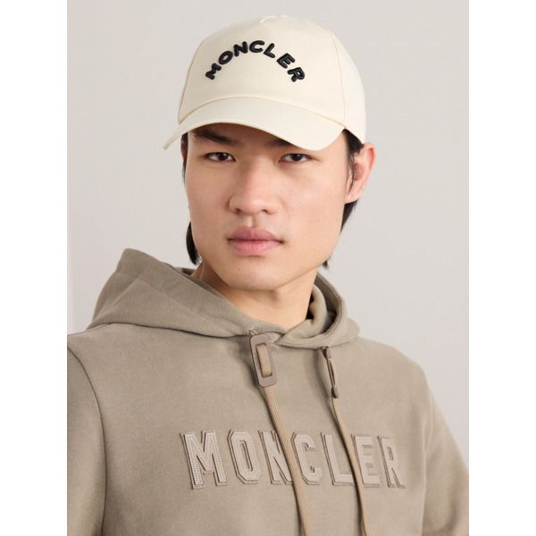 Moncler's baseball cap is embroidered with the arched brand name in thick black lettering across the front. Designed with an internal brow band for comfort, it's made from hard-wearing cotton-gabardine and appliquéd with a signature felt logo above the VECLRO®-fastening back tab. Luxury Baseball Cap With Embroidered Logo And Visor, Luxury Baseball Cap With Embroidered Logo, Luxury Beige Hat With Embroidered Logo, Luxury Embroidered Logo Snapback Baseball Cap, Luxury Embroidered Snapback Baseball Cap, Luxury Snapback Baseball Cap With Embroidered Logo, Classic Hats With Logo Detail And Curved Visor, Classic Hats With Logo And Curved Visor, Luxury Baseball Cap With Logo And Curved Brim