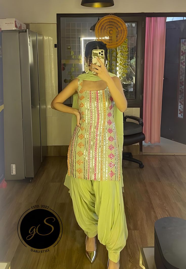 Punjabi Sleeveless Salwar Suits, Green Suit Design Women, Green Salwar Suit For Women, Patiala Suit Salwar Design, Suit Designs Indian Style Punjabi, Patiala Dress Designs, Heavy Patiala Suit, Desi Halloween Costume, Bollywood Style Green Palazzo Set With Traditional Drape