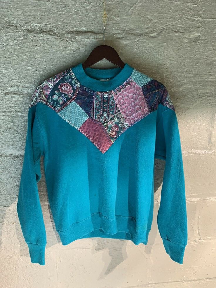 vintage lee crewneck sweatshirt patchwork floral 90s handmade large teal vtg 80s. Amazing sweatshirt, quality work and amazing color. Some minor flaws shown. Message with any questions you may have Free shipping in us Pit to pit - 21” Length - 25.5” Tagged womens large G4 Blue Patchwork Crew Neck Sweater, Retro Green Patchwork Sweater, Blue Patchwork Sweatshirt For Fall, Blue Long Sleeve Patchwork Sweatshirt, Vintage Winter Patchwork Tops, Retro Patchwork Sweatshirt For Fall, Retro Cotton Patchwork Sweater, Vintage Crew Neck Patchwork Tops, Vintage Patchwork Crew Neck Top