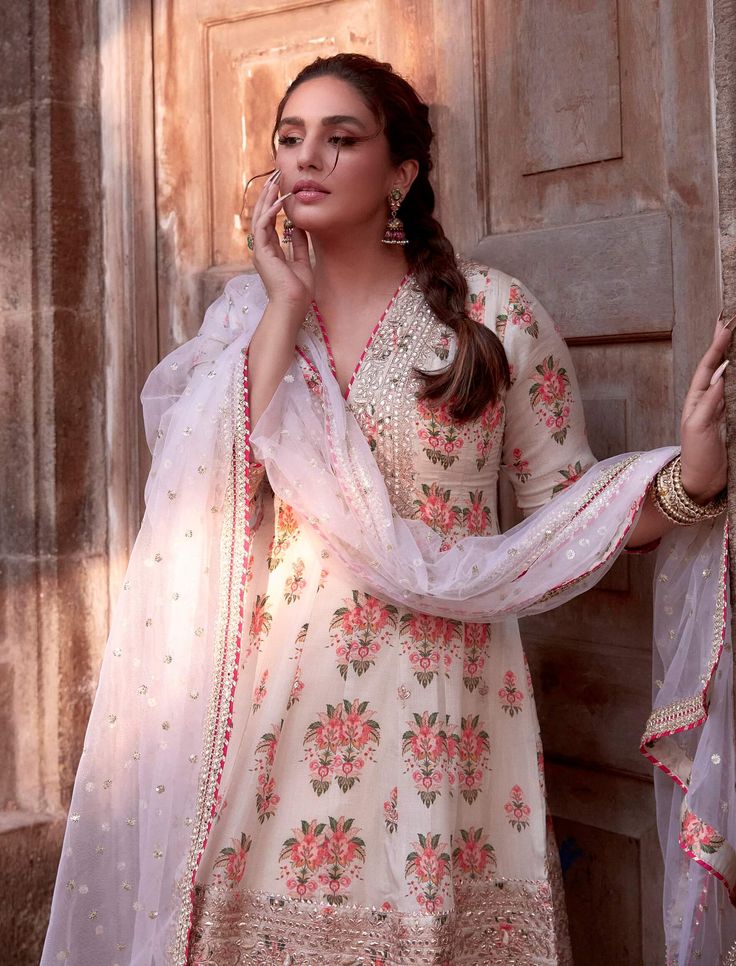 This pretty ensemble in floral jaal, combines gota and dori buttis with an intricate border embroidery. The short kurta with a dhoti embroidered in sequins and gold thread, adds a feminine grace. Indian Arts And Crafts, Short Kurta, Border Embroidery, Indian Textiles, Gold Thread, Gold Threads, Traditional Techniques, Cotton Silk, Custom Sizing