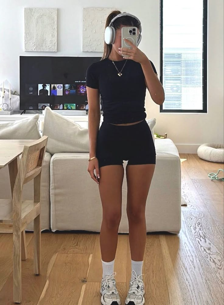 Gym Outfit Leg Day, Gym Female Outfit, 5k Walk Outfit, Bike Shorts Gym Outfit, Workout Asethic Women, Active Romper Outfit, Cold Gym Outfits, Running Shorts Outfit Summer, Midsize Workout Outfit