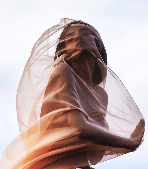 a woman wearing a veil on top of her head