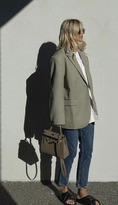 Khaki Blazer Outfit, Minimalist Fashion Summer, Casual Chic Spring, Khaki Blazer, Practice Outfits, Blazer Outfit, Mode Casual, Outfit Trends, Blazer Outfits