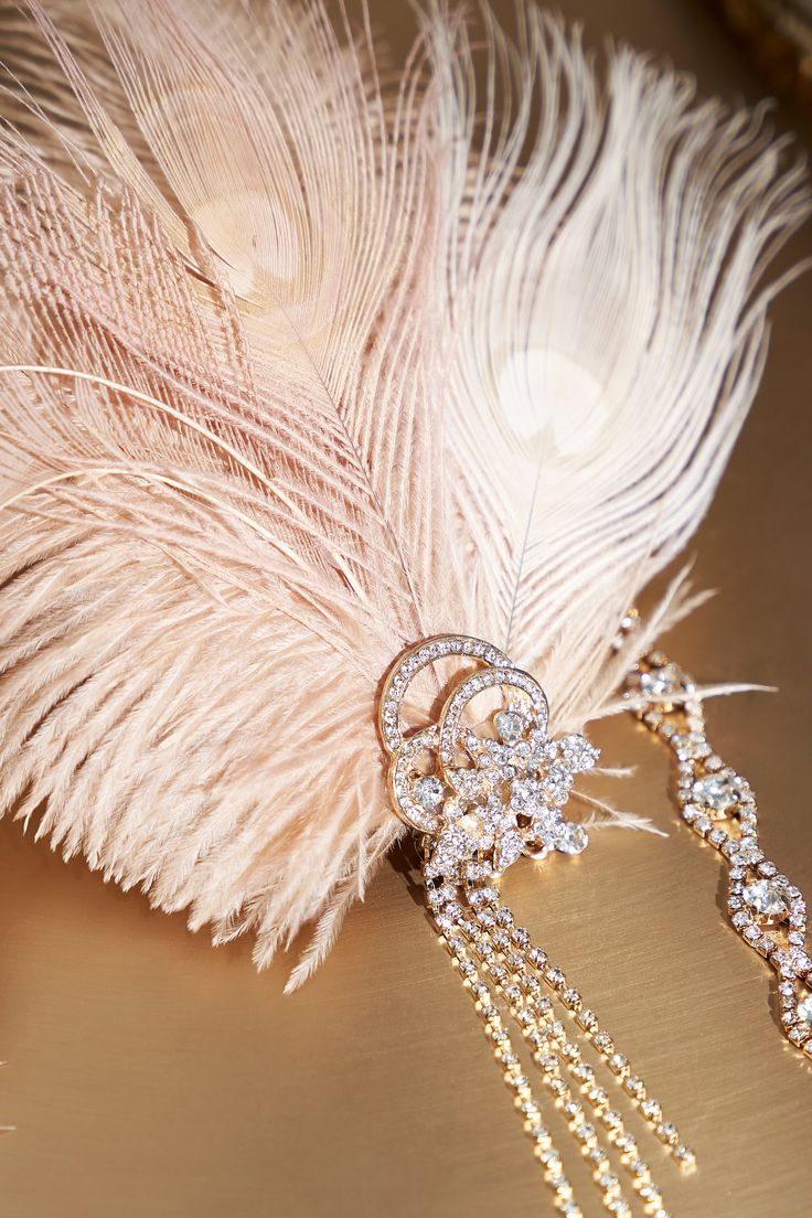 Recreate a flapper and classic 20s' style with this headband, relive the gold and luxurious lifestyle in the roaring 20s. Features: Sparkling rhinestone and gorgeous feathers Adjustable ribbon headband Beaded floral pendent design Detachable Clip