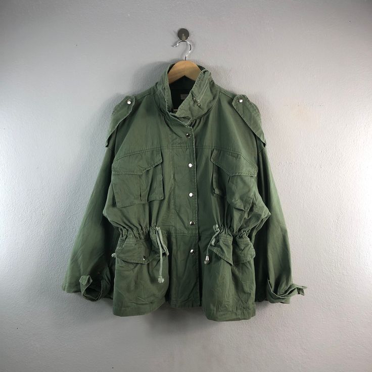 "PLEASE READ DESCRIPTION BELOW BEFORE BUYING👇🏻 *ITEM:Vivid Market Jacket *ITEM DETAILS: 👇🏻 Please be aware that all vintage items will usually show a few signs of wear or fading due to age, but anything visible such as stains or holes, and serious flaws have been photographed.For any further information on this item please contact us and we will be happy to help. *SIZE:LARGE *ACTUAL SIZE MEASUREMENT: 👇🏻 *PIT TO PIT(WIDTH):22\"INCHES *LENGTH(FROM SHOULDER): 27\"INCHES 25&18 *ALL MEASUREMENT Utility Fashion, Military Style Utility Jacket With Flap Pockets For Streetwear, Military Style Utility Jacket For Streetwear, Military Utility Jacket With Multiple Pockets, Olive Military Utility Jacket For Streetwear, Green Military Utility Jacket For Streetwear, Oversize Outfit, Army Fashion, Mens Fashion Rugged