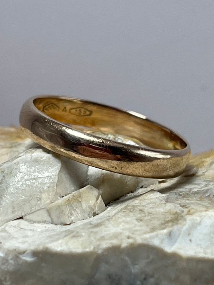 Condition excellent Italian hallmarking 750 guaranteed solid 18ct gold Classic Hallmarked Round Bands, Classic Round Hallmarked Bands, Classic Hallmarked Bands, Classic 14k Stamped Bands, Classic Round Bands Stamped 14k, Antique Gold Domed Ring, Antique Domed Gold Ring, Classic Gold Stackable Bands, Classic Gold Stackable Rings