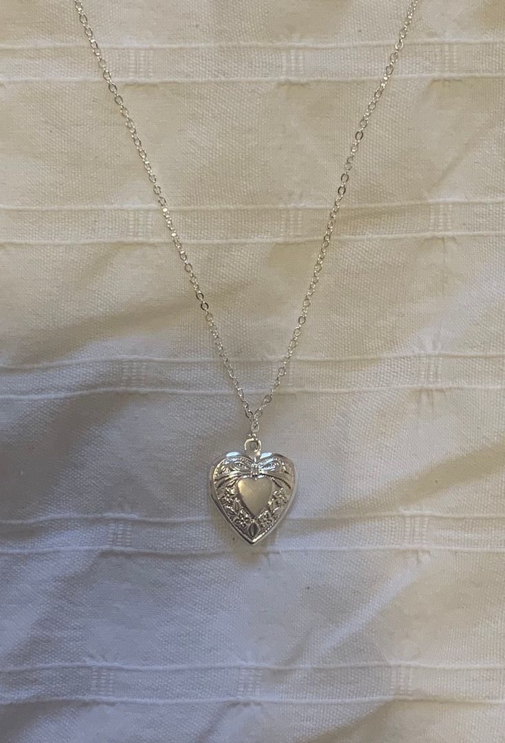 Cutest silver heart locket necklace Silver Locket Aesthetic, Silver Necklaces Aesthetic, Silver Heart Locket, Cream Aesthetic, Heart Locket Necklace, Jewelry Accessories Ideas, Girly Accessories, List Ideas, Funky Jewelry