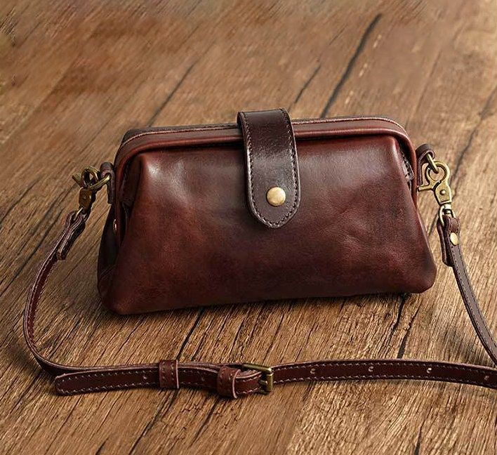 【parameter】 100% handmade Material: top layer cowhide Size: height 12cm, width 22cm, thickness 6cm, adjustable shoulder strap length: 110-125cm Wearing method: Shoulder bag, Messenger bag Color: brown, yellow, red, green, black, coffee 【maintainance】 1. The bag needs to be wiped with a dry towel, not a wet towel. 2. Avoid placing the leather bag in direct sunlight, because this will cause the aging of the leather bag and the color will change, so it is best to place it in a dry and cool place. 3. When using the bag, place it properly and do not throw it randomly, because sometimes you throw it carelessly and the bag will be scratched by sharp things, so you need to be careful. 4. If the bag is not used for a long time, put some newspapers in the bag, so that the bag can be propped up so th Brown Purse, Doctor Bag, Naha, Mobile Phone Bag, Bago, Zipper Bags, Vegetable Tanned Leather, Phone Bag, Handmade Bags