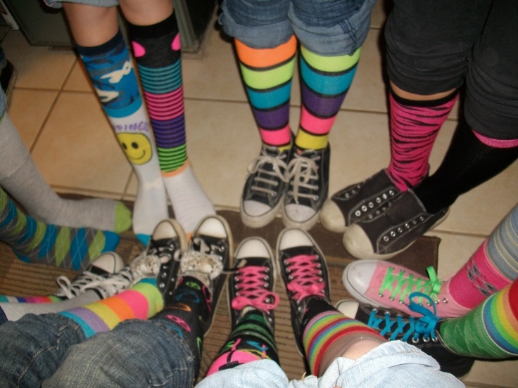 mismatched sox and converse shoes Rawring 20s, Chicas Punk Rock, Pulseras Kandi, Estilo Punk Rock, Scene Aesthetic, Scene Core, 2000s Emo, Emo Aesthetic, Scene Queens