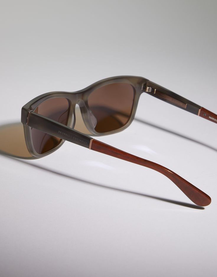 Sartorial Sunset acetate sunglasses with polarized lenses Clean lines and color combinations define the contemporary graphic style of these acetate sunglasses with polarized lenses. Sophisticated manufacturing techniques enhance the exclusive nuances inspired by the timeless colors of the Brunello Cucinelli collections. The frame is part of the "Sartorial Sunset" line, where material and color combinations create unique effects, like the play of light and shadow at sunset. Thanks to skillful han Brown Acetate Cat Eye Sunglasses With Polarized Lenses, Trendy Triacetate Sunglasses With Polarized Lenses, Trendy Sunglasses With Polarized Lenses, Casual Brown Acetate Sunglasses, Brown Acetate Sunglasses With Gradient Lenses, Brown Acetate Sunglasses With Uv Protection, Classic Polarized Sunglasses In Triacetate, Classic Polarized Sunglasses, Casual Acetate Sunglasses With Tinted Lenses