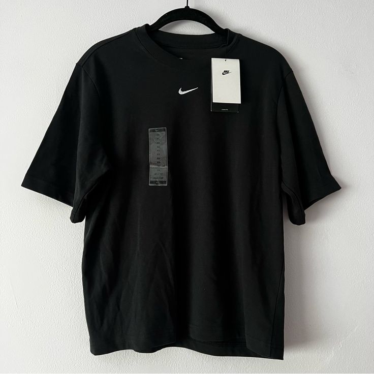 Nwt Nike Sportswear Essential Women's Boxy T-Shirt Xs Size Xs But A Bit Boxy And Oversized Made With Our Heavyweight Cotton Jersey, This Soft Tee Gives You Premium Comfort. Its Boxy Fit And Simple Swoosh Logo Make It An Easy Pick To Pair With Your Favorite Leggings Or Shorts. Loose Fit: Roomy And Relaxed New With Tags Shown: Black/White Style: Dd1237-010 Nike Oversized T-shirt For Streetwear, Nike Relaxed Fit T-shirt For Gym, Nike Short Sleeve T-shirt For Gym, Sporty Black Boxy Fit T-shirt, Relaxed Fit Cropped T-shirt For Sports, Short Sleeve, Relaxed Fit Cropped T-shirt With Short Sleeves For Sports, Nike Oversized Sporty Activewear, Oversized Black T-shirt For Workout, Nike Oversized Activewear For Streetwear