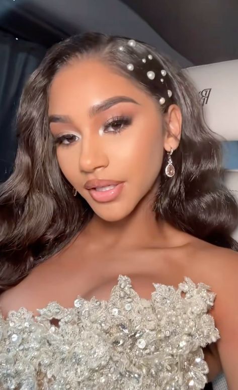 Prom Hairstyles Accessories, Homecoming Makeup White Dress, Hair Pearls Prom, 18th Birthday Party Hairstyles, Formal Event Hairstyles Black Women, Matric Hairstyles Long Hair, Hoco Hairstyles For Round Faces, Elegant Hairstyles Hair Down, Homecoming Hairstyles With Gems