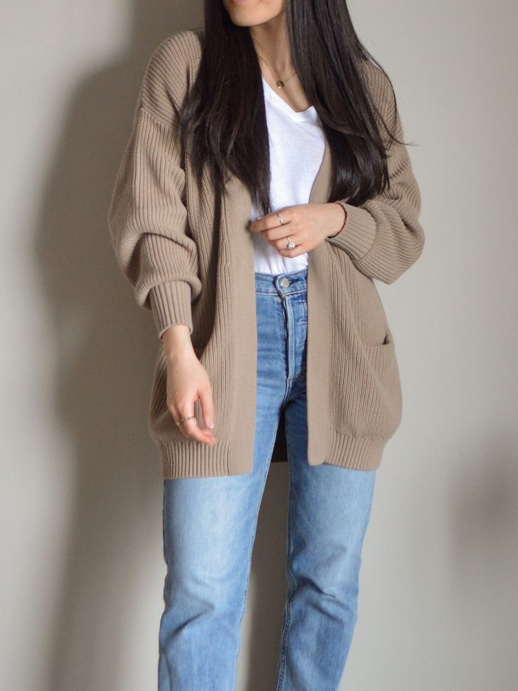 Outfits With Oversized Cardigans, How To Style Blue Straight Jeans, Simple Cardigan, How To Style White Sweater, How To Style A White Tee, Tshirt And Cardigan Outfit, Denim Cardigan Outfit, Jeans And Cardigan, Cardigan Outfits For Women